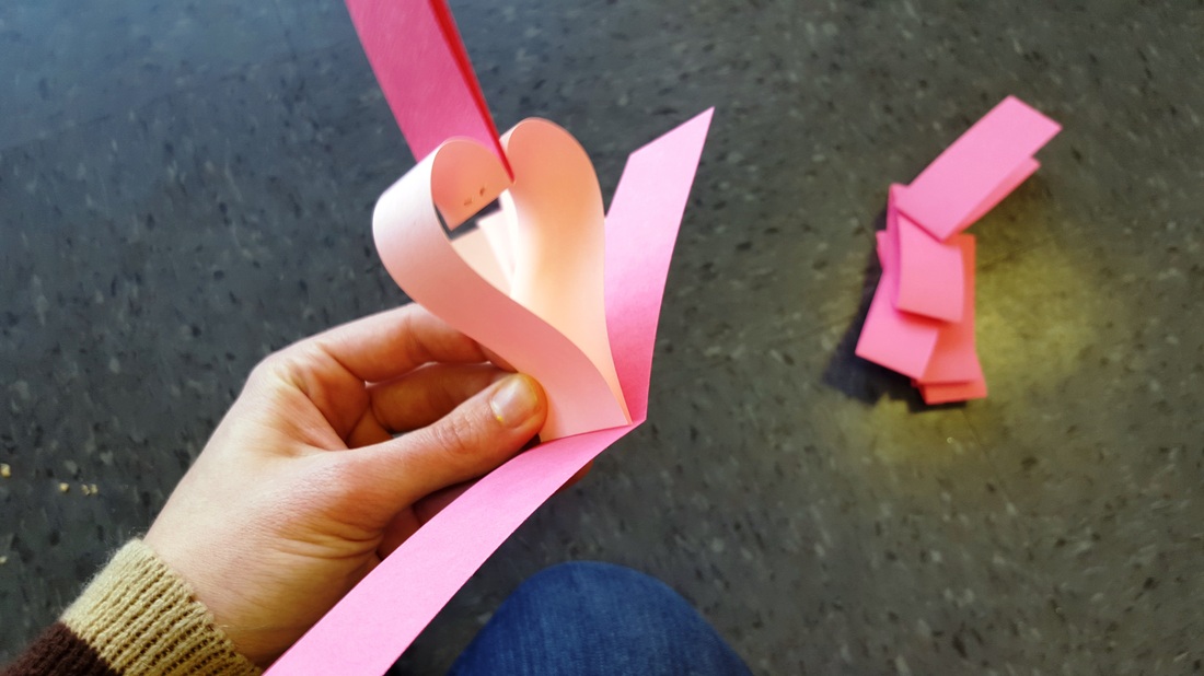 Easy paper garland made with strips of paper and a stapler! Perfect craft activity or art decorating project for kids this Valentines Day. Would also by a great art project for those classroom parties!